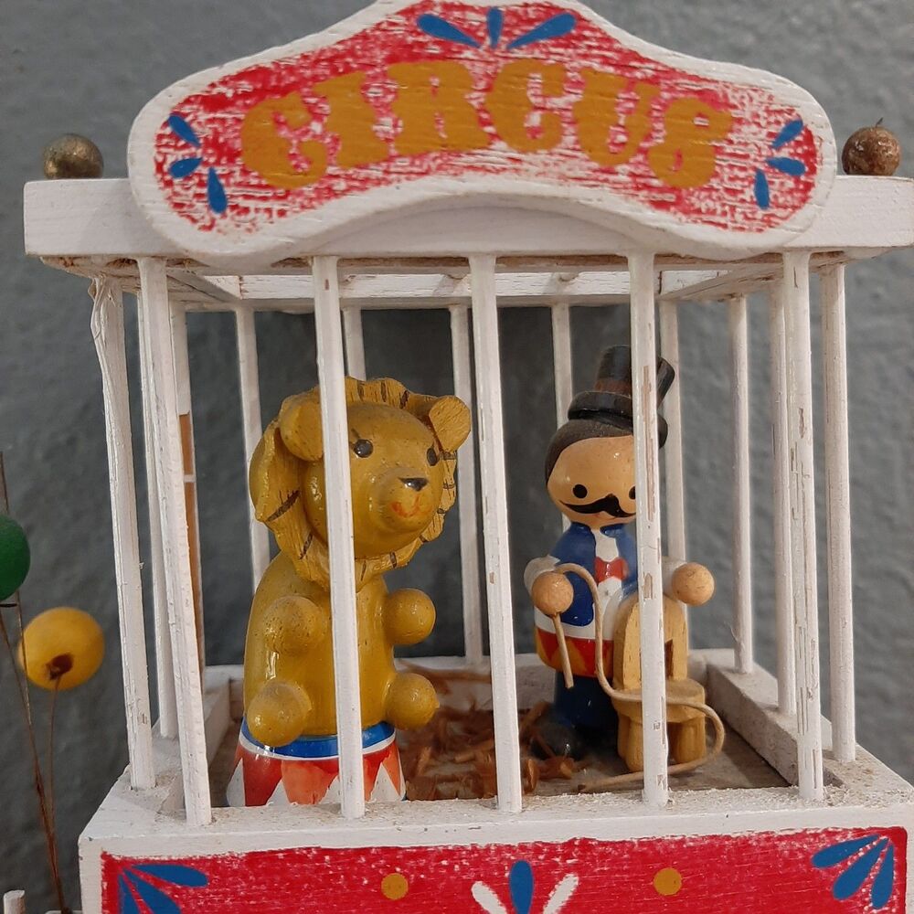 Vintage Enesco Wood CIRCUS Train Lion And Tamer Toy Figurine 1980 Music Box - Picture 4 of 8
